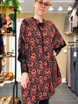 Diva Tunika Onesize – koralfarvet/sort– 100% Genanvendt Silke – Cofur Denmark