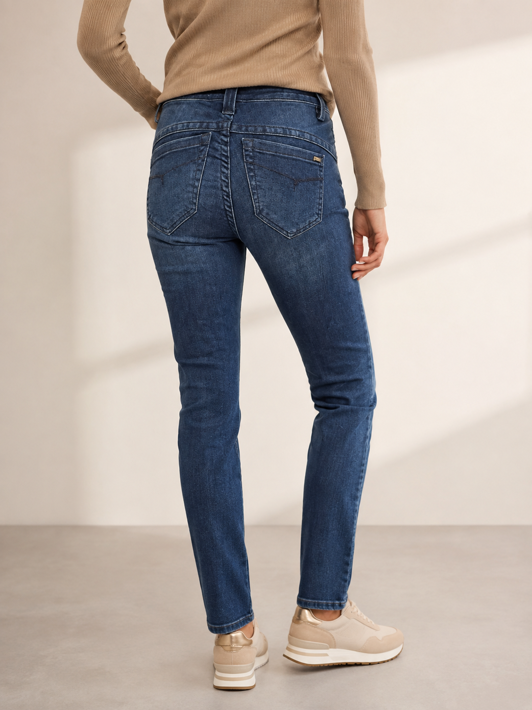 Damejeans med mellemhøj talje og løftende lommer – Jonny Q X-Fit