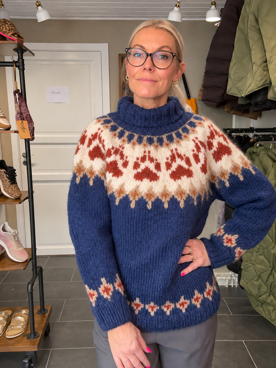 Håndstrikket Balustrik sweater med hundepoter i blå og orange