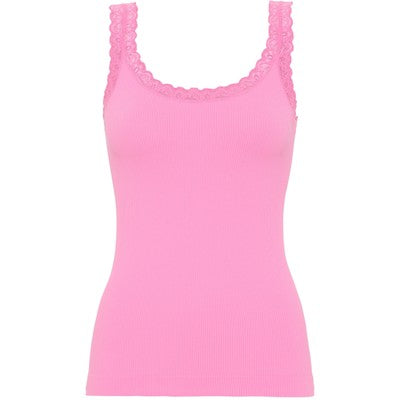 Frida rib top i rosa – komfortabel og strækbar basis top til kvinder