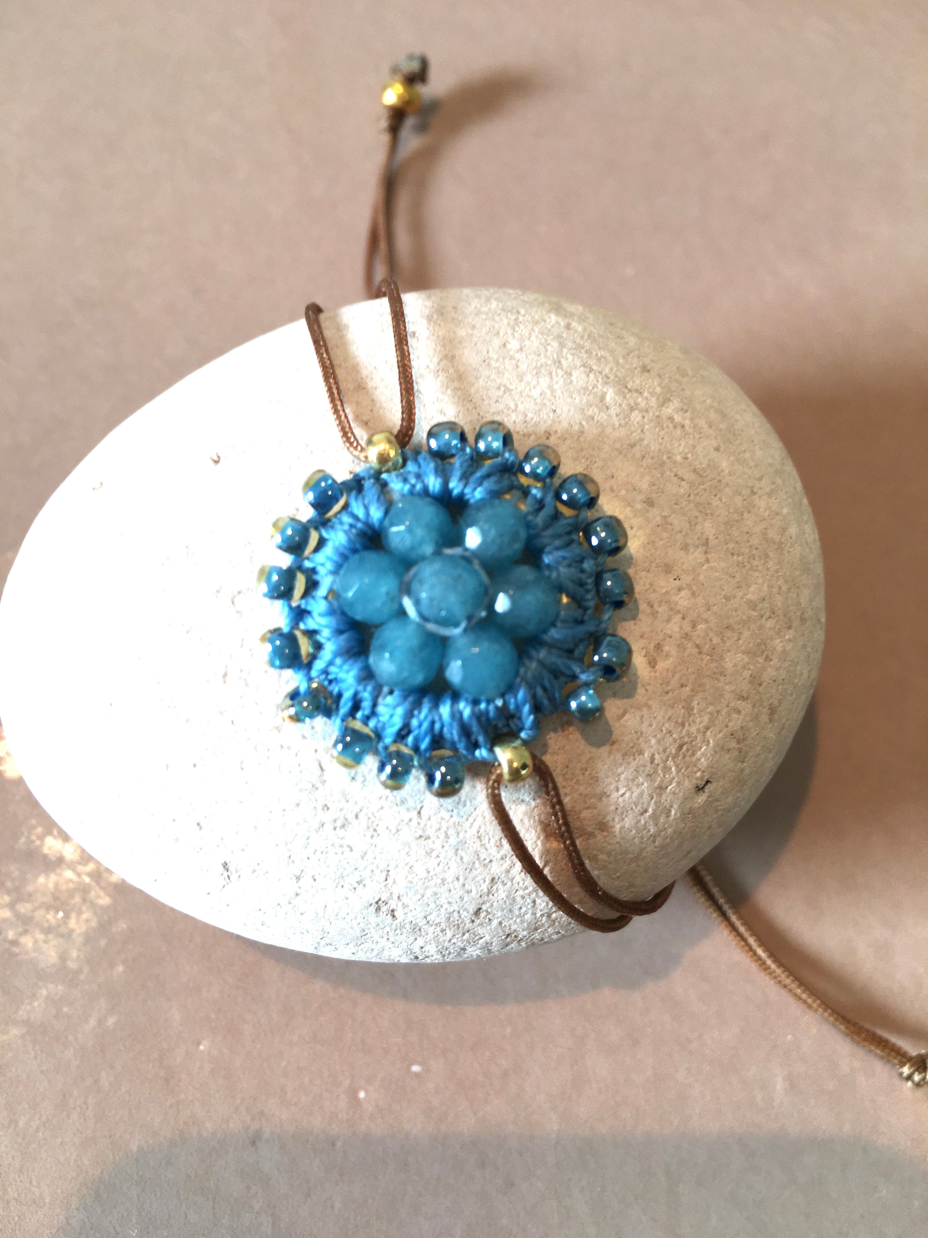 Maq Jewelry Armbånd – Blå Roset med Justerbar Snor | Håndlavet Design