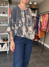 Cofur Denmark Poncho Blouse støvet grå/beige i upcyclet vintage sarisilke