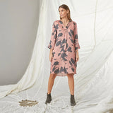 ALL WEEK Gazel V-neck Dress AW121 – rosa viskose-satin med gråt print, løsthængende pasform