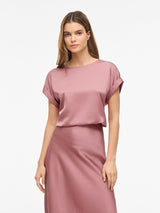 Kortærmet satinbluse i rosa nuance fra VILA