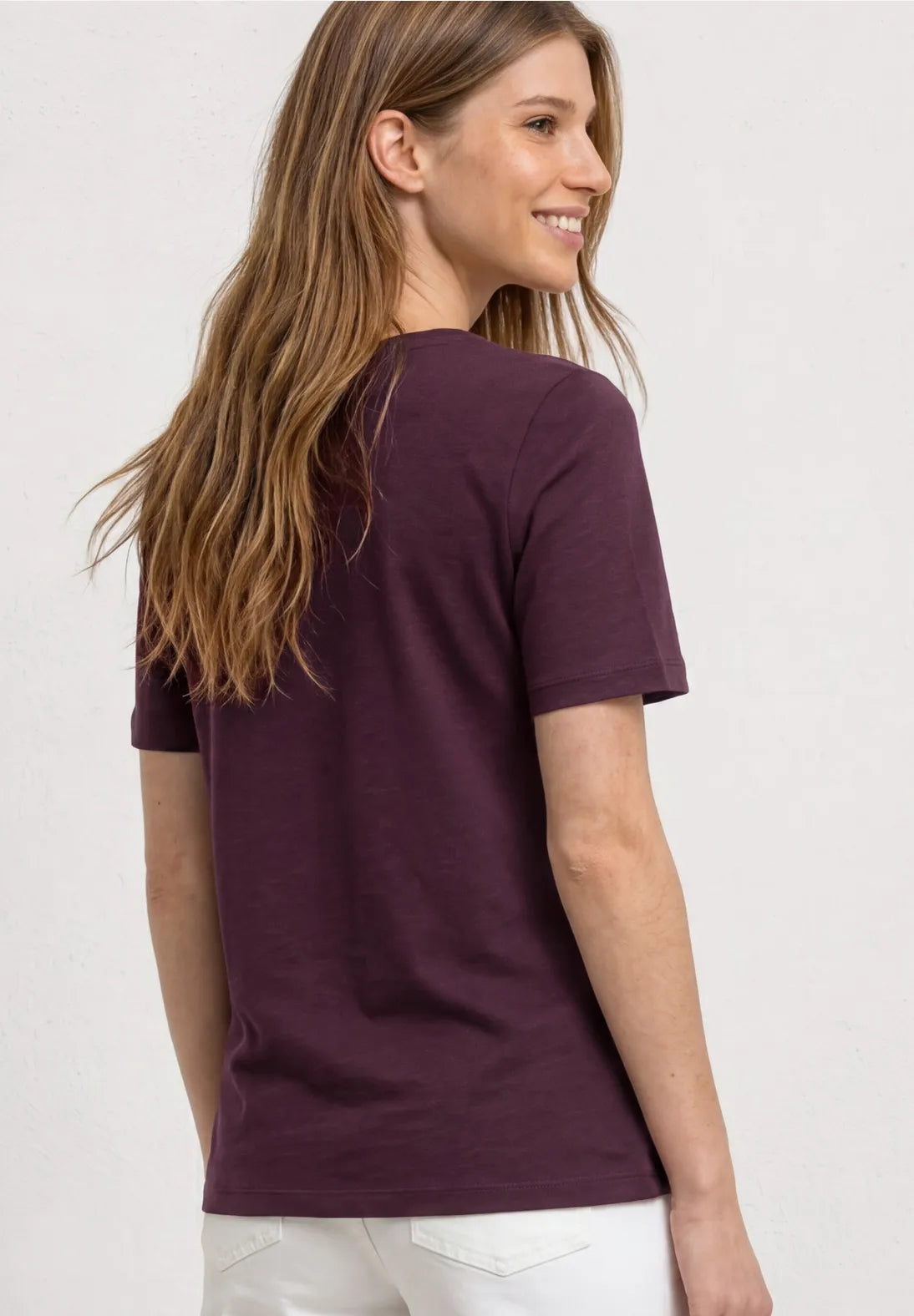 Klassisk kortærmet T-shirt i rustic rouge med V-hals design
