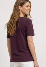 Klassisk kortærmet T-shirt i rustic rouge med V-hals design