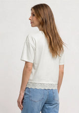 Off White dame T-shirt i bomuld og modal med blondekant