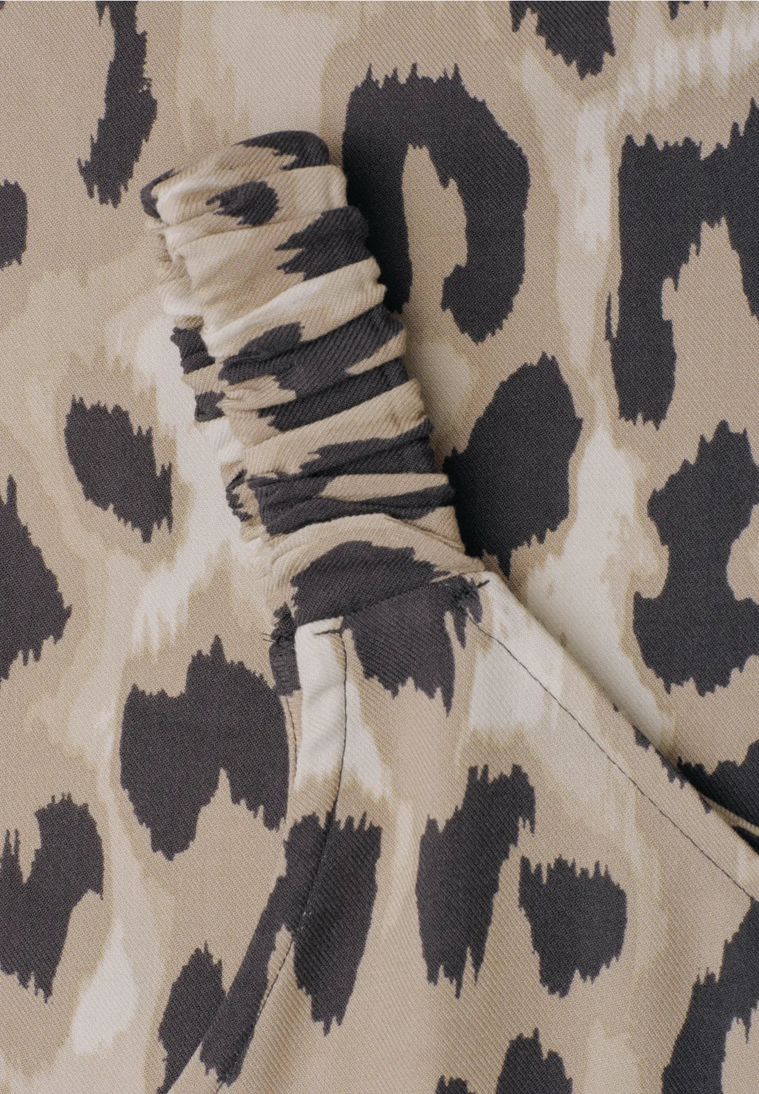 Beige leopardkjole med feminine rynkedetaljer ved stropperne