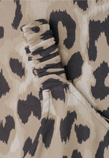 Beige leopardkjole med feminine rynkedetaljer ved stropperne