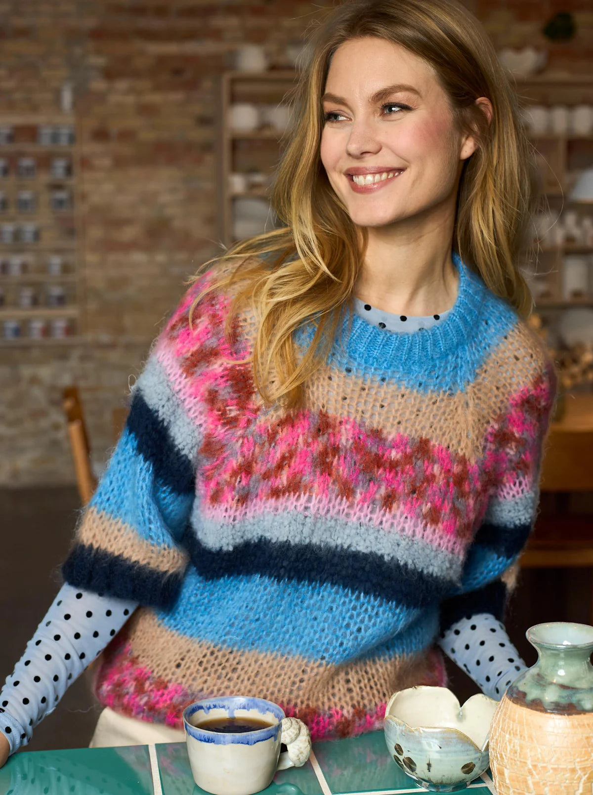 Flerfarvet strikbluse med blå, pink og beige striber