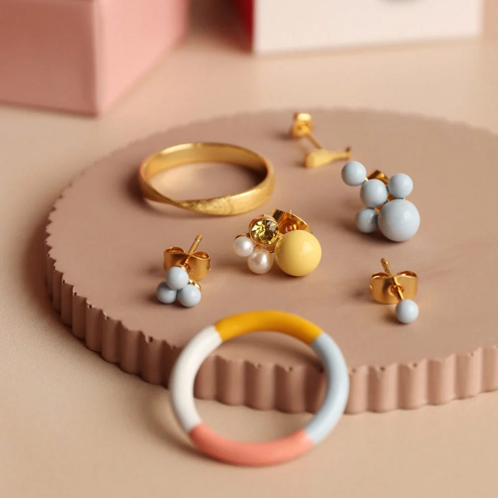 Blå emaljeørering i nordisk design