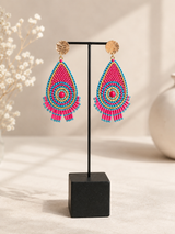 Dråbeformede øreringe fra Maq Jewelry med røde, fuchsia, blå og gyldne perler