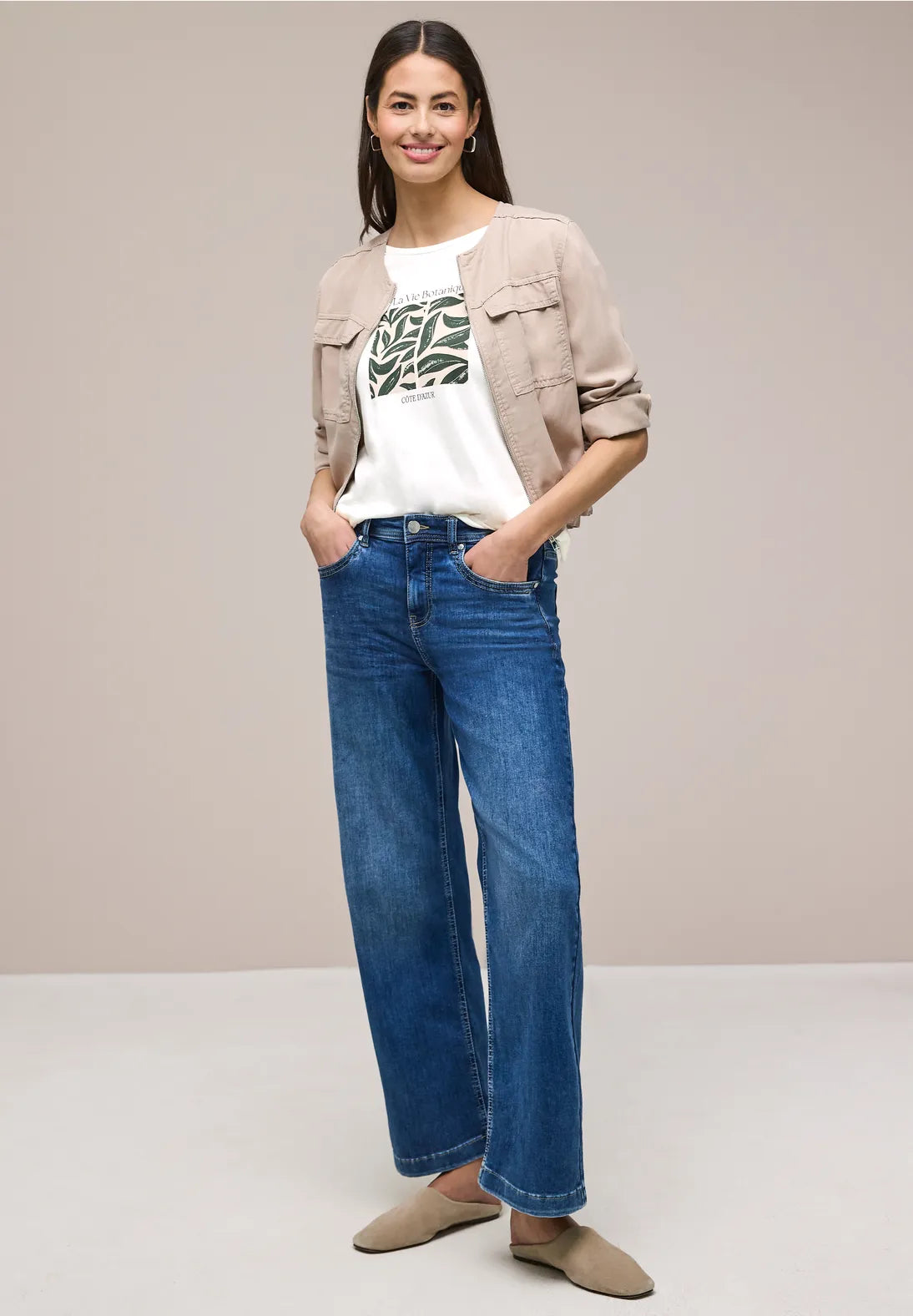 Off white T-shirt med feminint bladmotiv