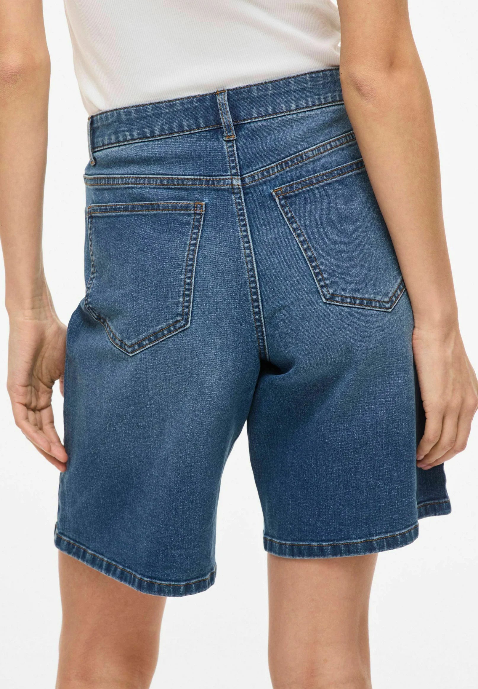 Sommer shorts i medium blue denim