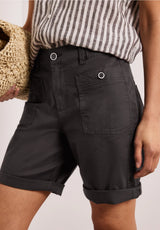 Bermuda shorts i varm nuance