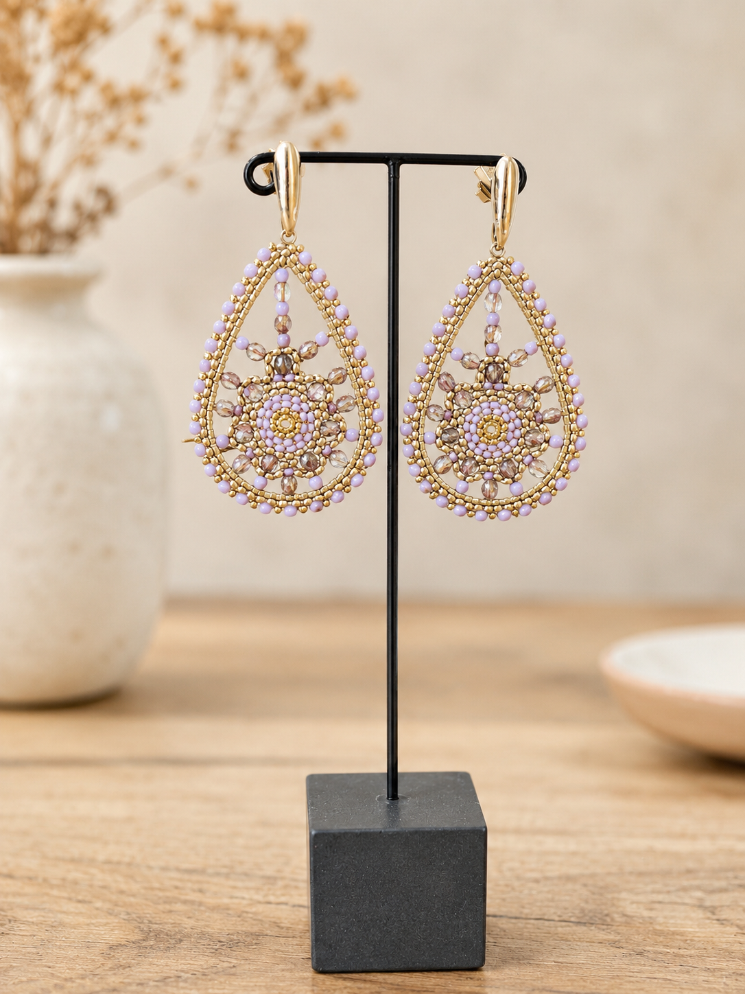 Maq Jewelry dråbeformede øreringe med lavendelfarvede perler