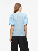 Vila bluse med korte ærmer og feminine detaljer