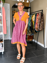 Casual Dress Short fra Cofur Denmark – rosa/orange med mønster - S/M – Unika Silkekjole i Genanvendt Sari Silke