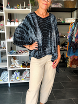 Lombok Poncho Blouse fra Cofur Denmark – grå tie-dye OneSize – Unika Silkebluse i Vintage Sari Silke