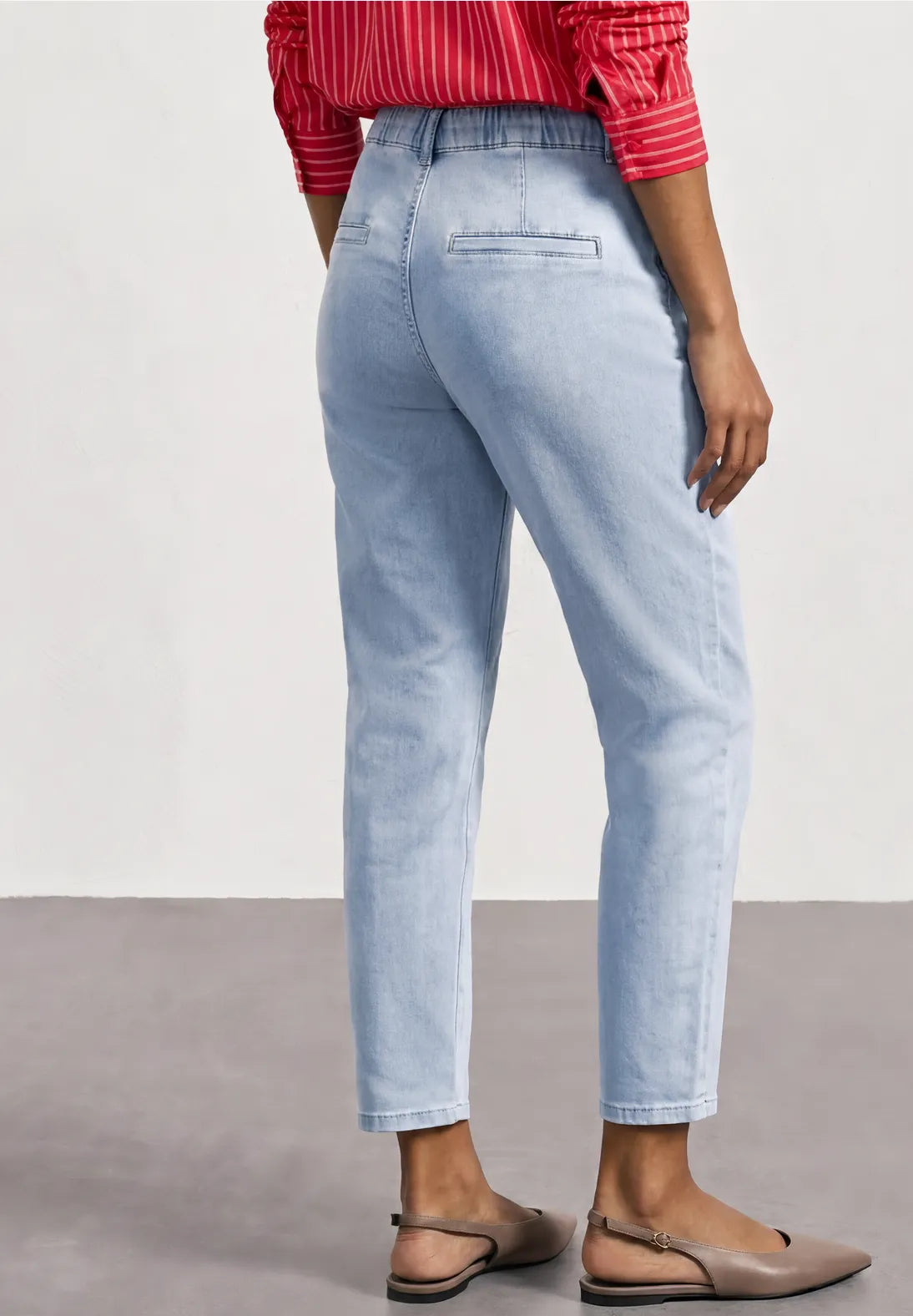 Lyse jeans med tapered leg til dame
