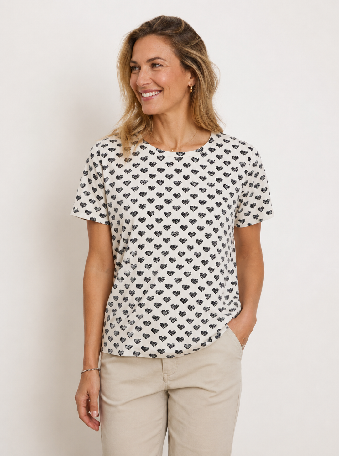 Zelda S/S T-shirt – Sort med Hjerteprint – Black Colour
