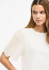Feminin snow white top med eyelet detaljer fra VILA