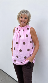 Pink top med store brune prikker