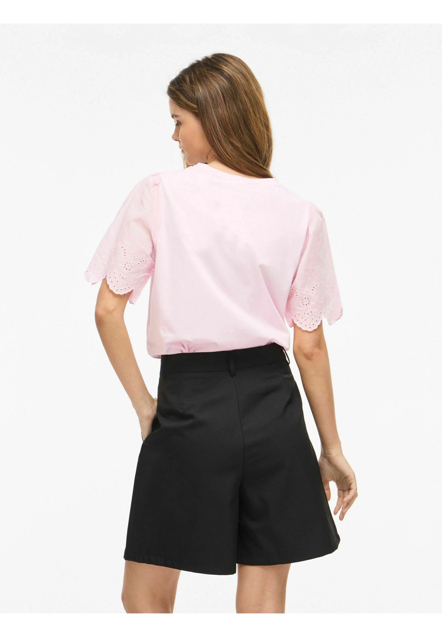 Feminin VILA top med muslingekant