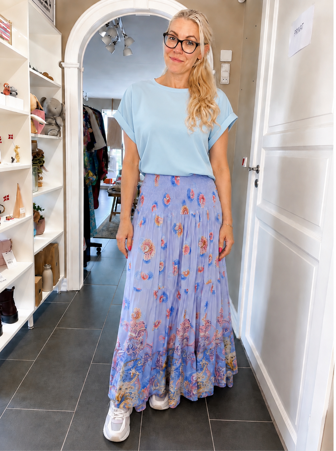 Celeste viskosenederdel med elegant mønster