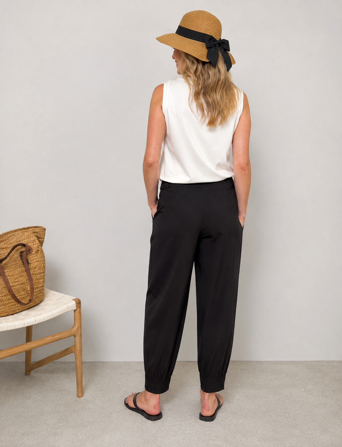 Beate Barrel Pant i sort fra Black Colour