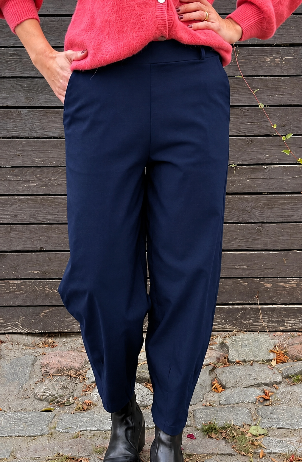 BEATE Barrel Pant – Moderne Bukser – Navy – Black Colour