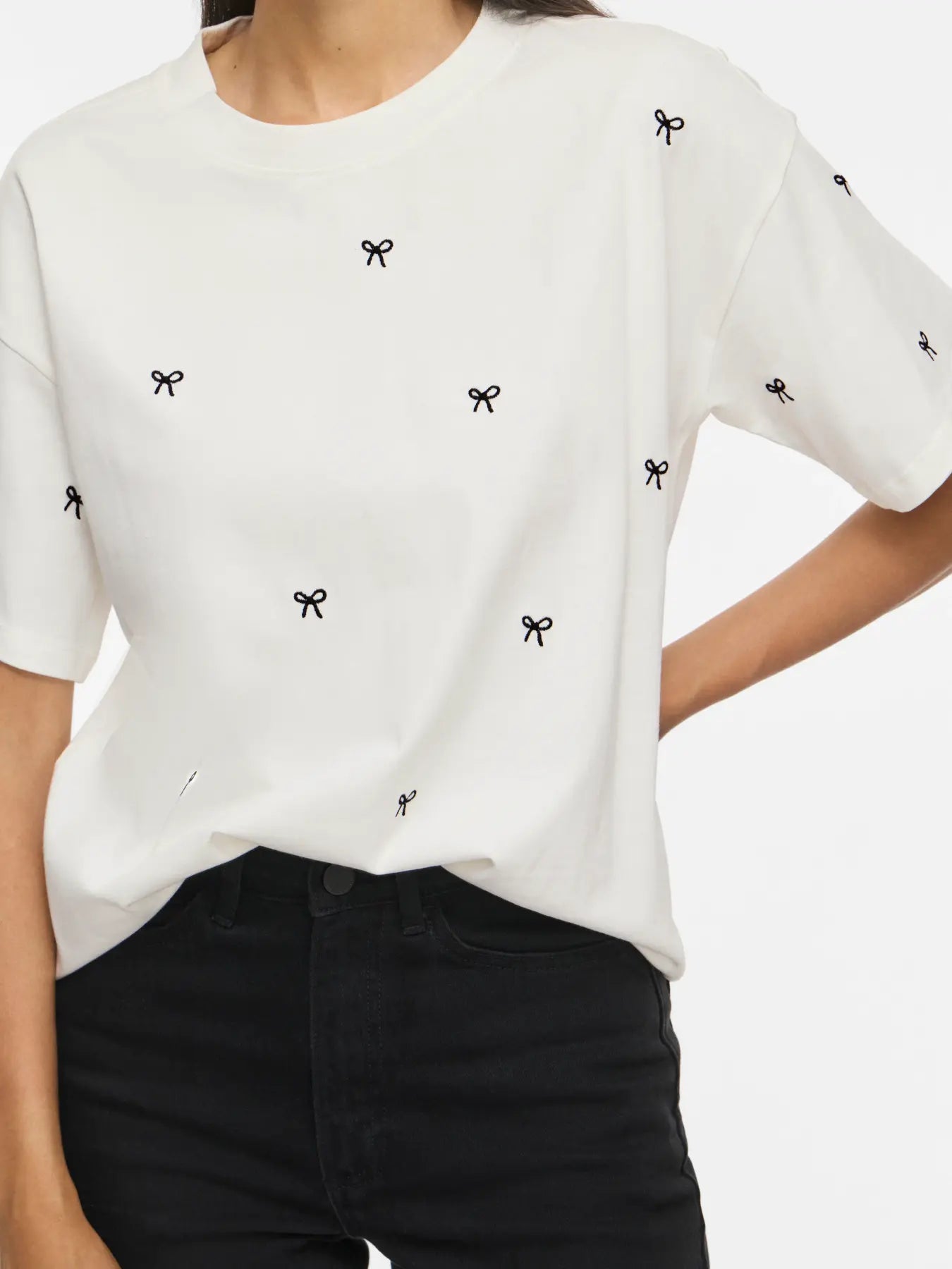 VIMONIE Bow O-Neck S/S T-Shirt Snow White w. Black Bows fra VILA