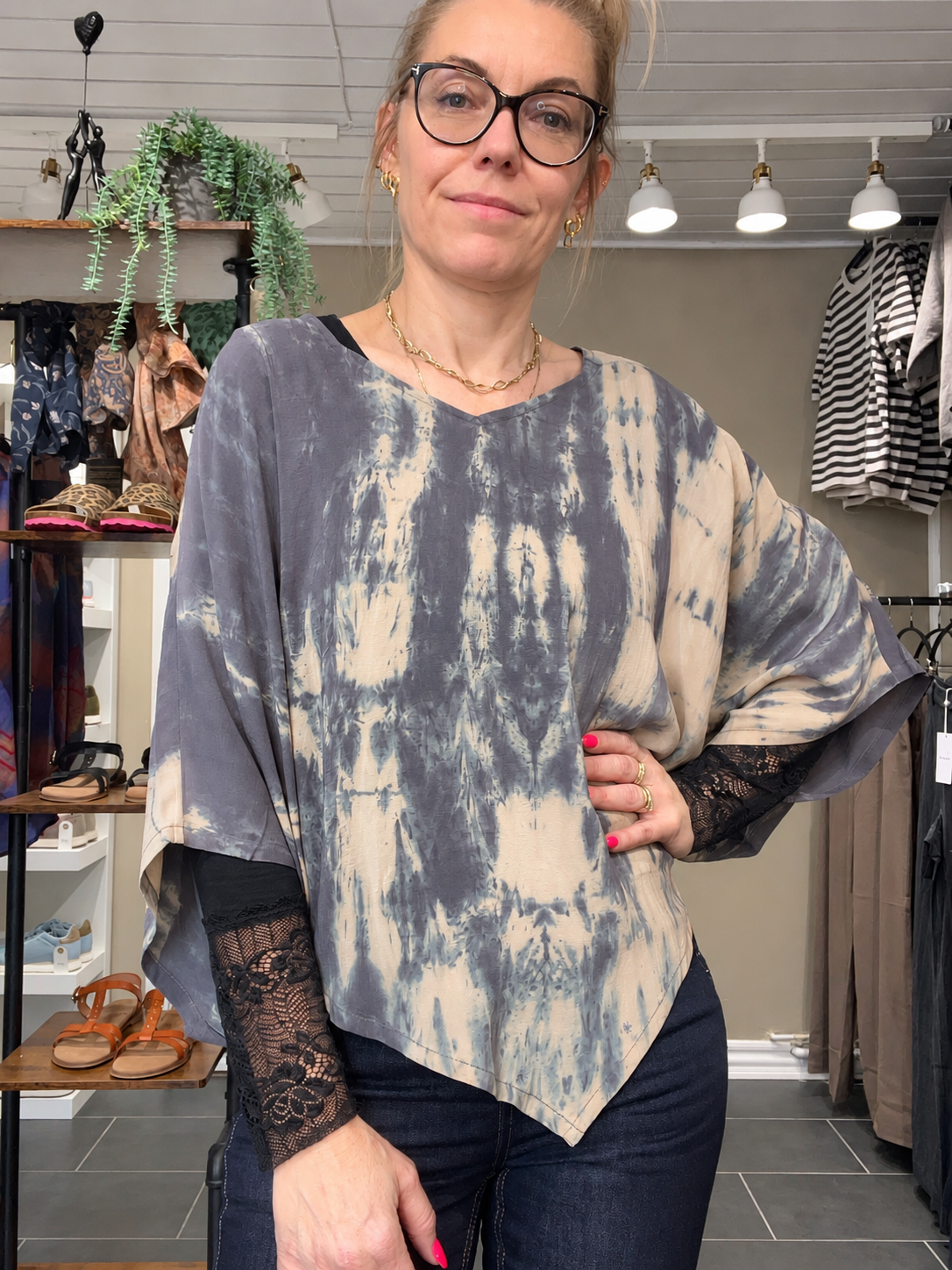 Cofur unika ponchobluse støvet grå/beige i pre-loved vintage silke