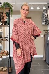 Diva Tunika Onesize – rødmønstret – 100% Genanvendt Silke – Cofur Denmark