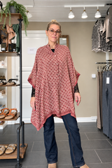 Diva Tunika Onesize – rødmønstret – 100% Genanvendt Silke – Cofur Denmark