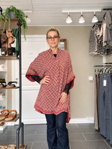 Diva Tunika Onesize – rødmønstret – 100% Genanvendt Silke – Cofur Denmark
