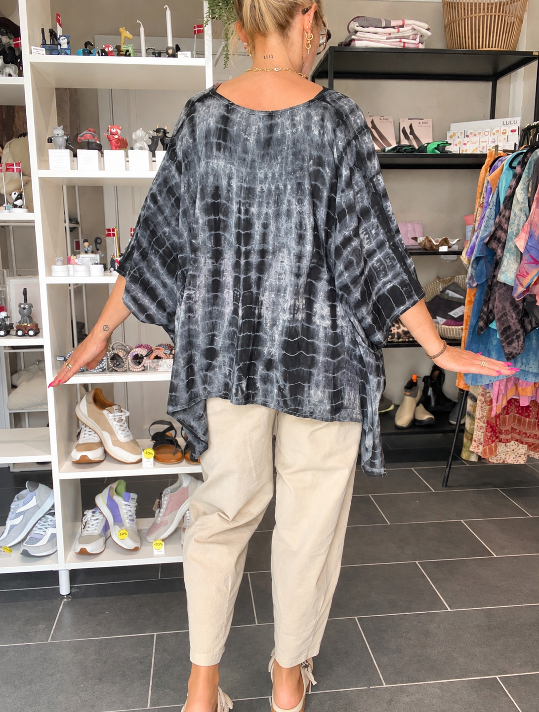 Cofur Lombok Poncho Blouse grå tie-dye i upcyclet vintage sari-silke