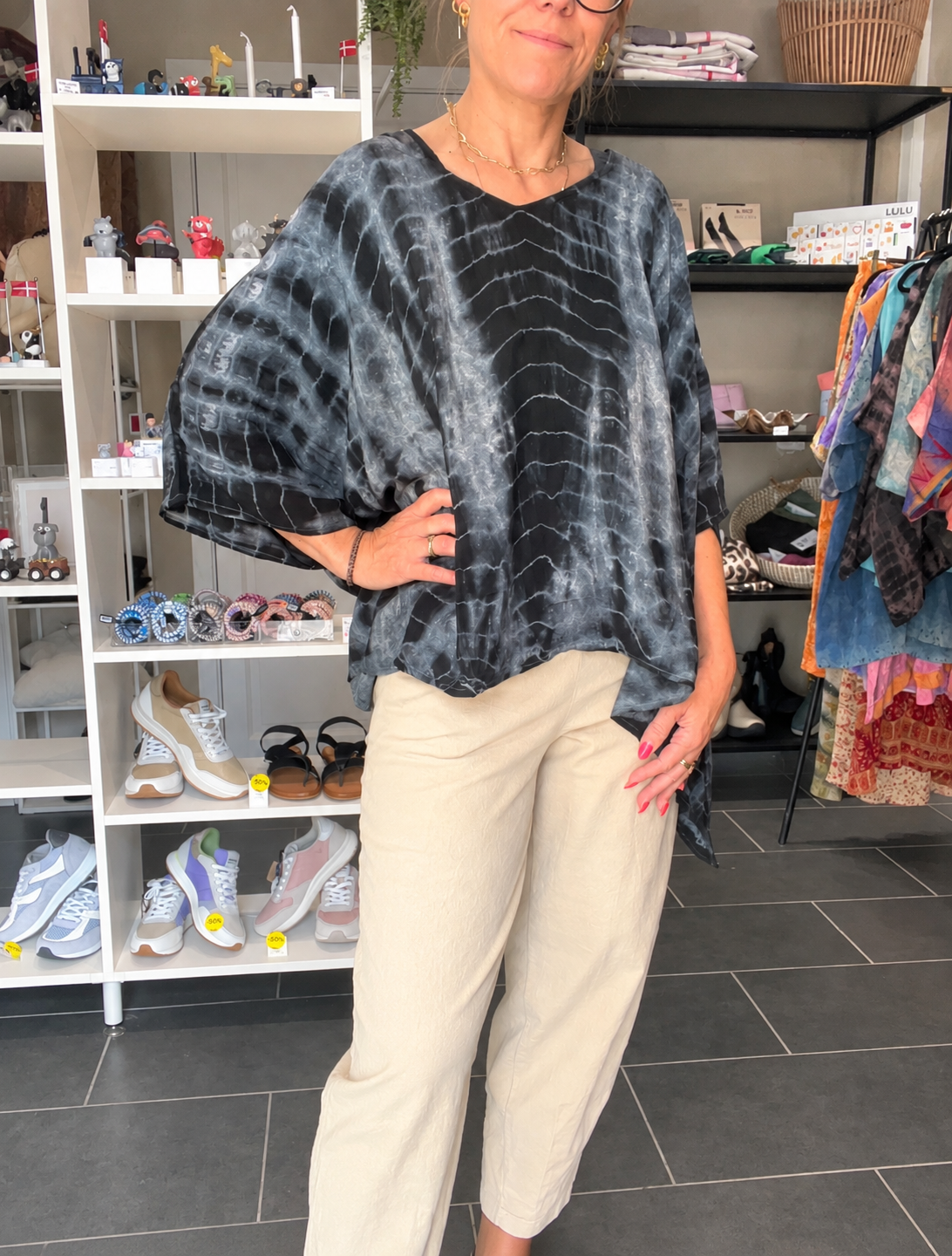 Cofur grå tie-dye unika silkebluse Lombok Poncho Blouse i indisk sarisilke