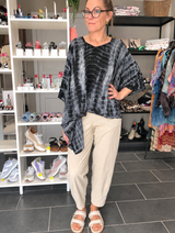 Cofur Lombok Poncho Blouse OneSize grå tie-dye silkebluse i genanvendt sari-silke