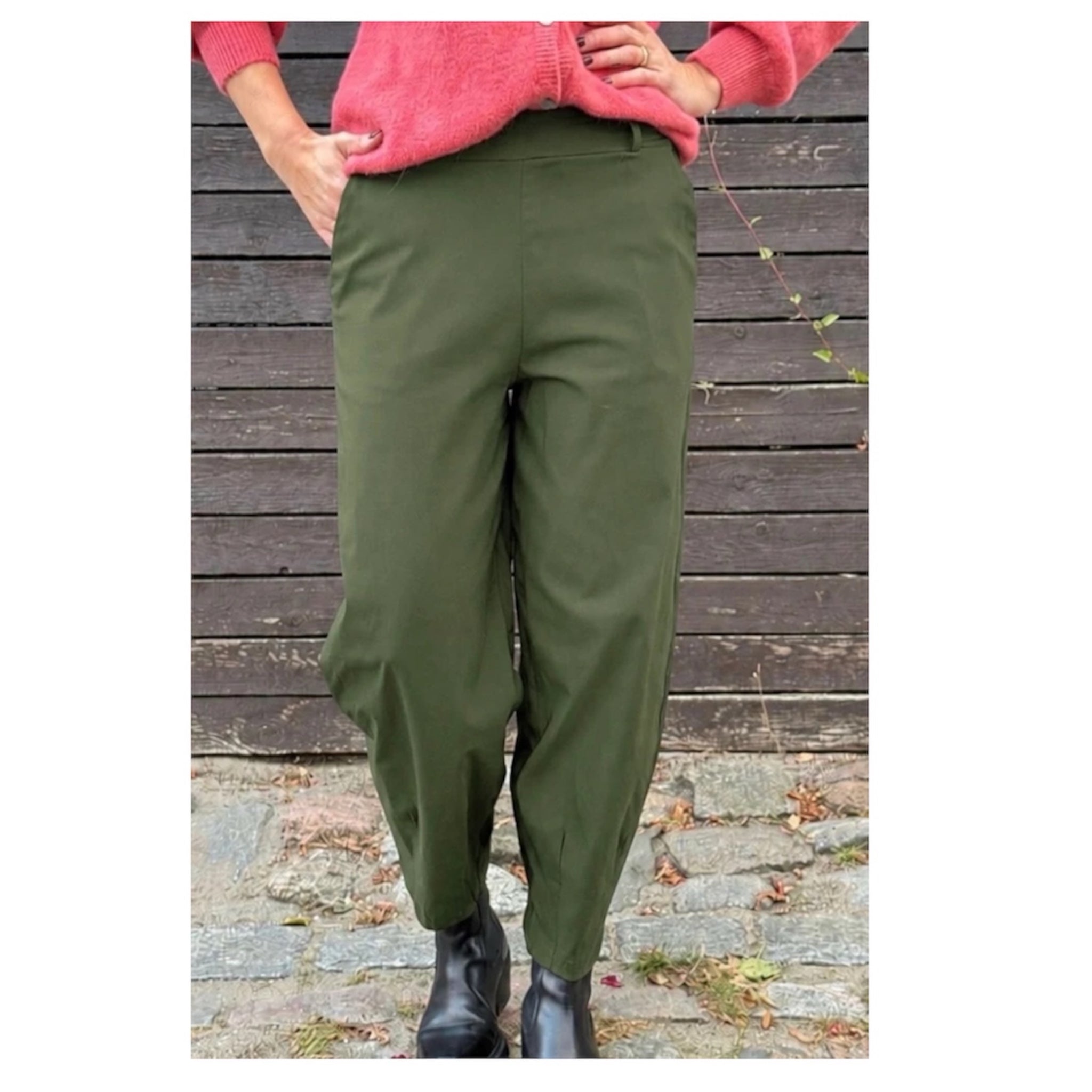 armygrønne beate barrel bukser fra Black Colour