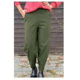 armygrønne beate barrel bukser fra Black Colour