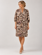 Marta du Chateau Goldie Kjole 7474 Camello med unikt print