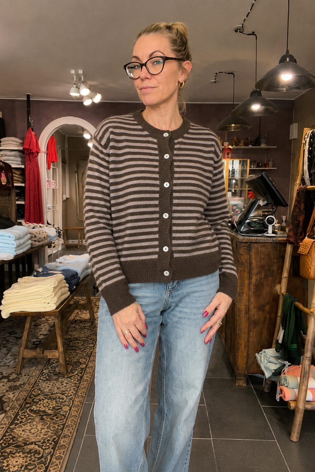 Black Colour Coffee cardigan med rund hals og knapper