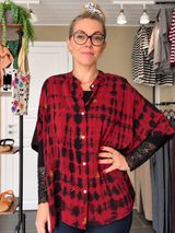 Cofur Diva Blouse rød tie-dye unika silkebluse i genanvendt sari-silke