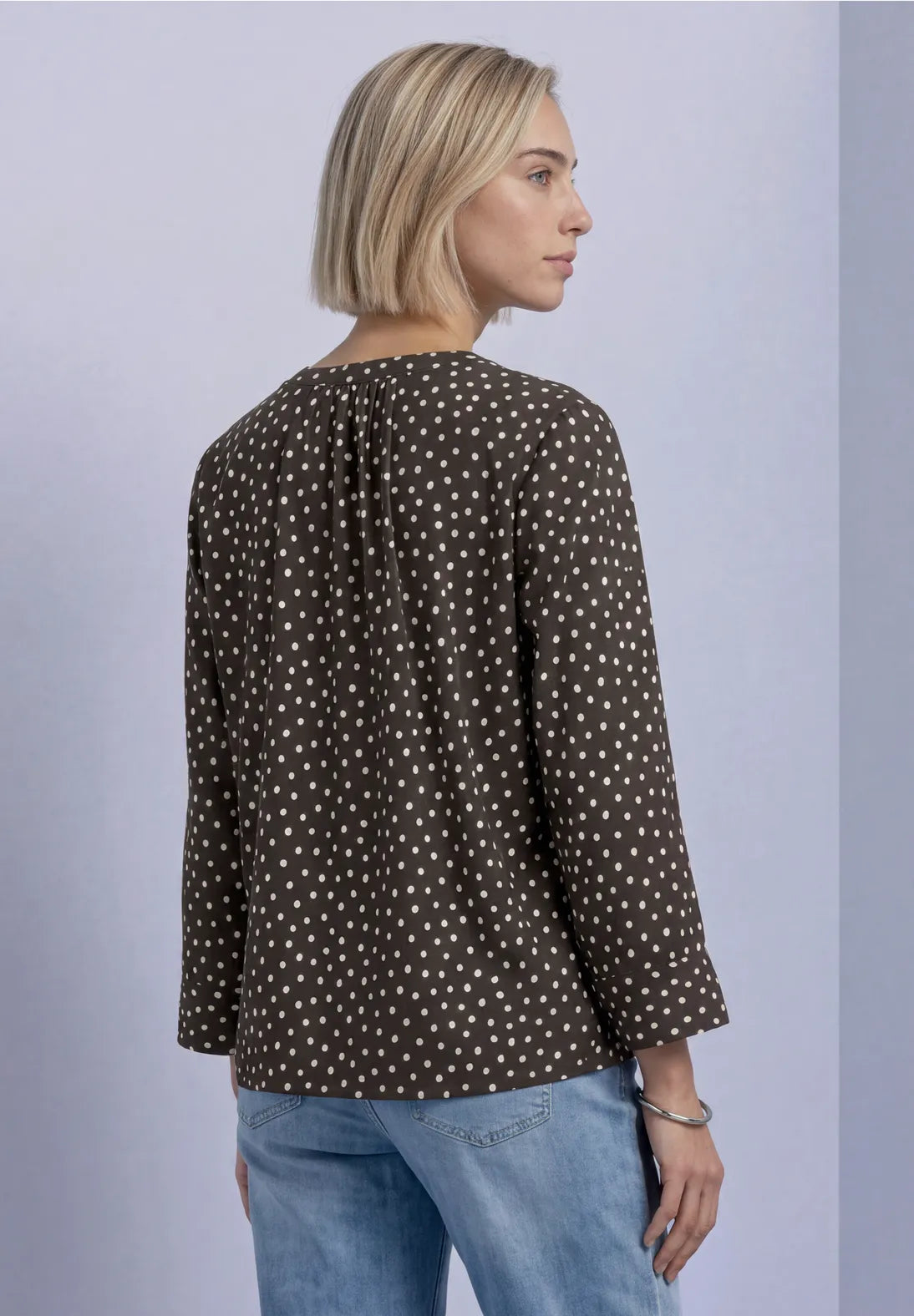 Splitneck Blouse 346855 Black Coffee fra Street One