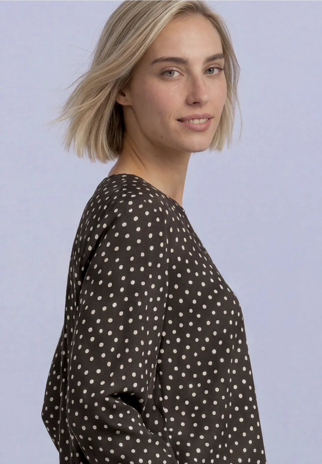 Black Coffee Street One bluse med split neck og knapper