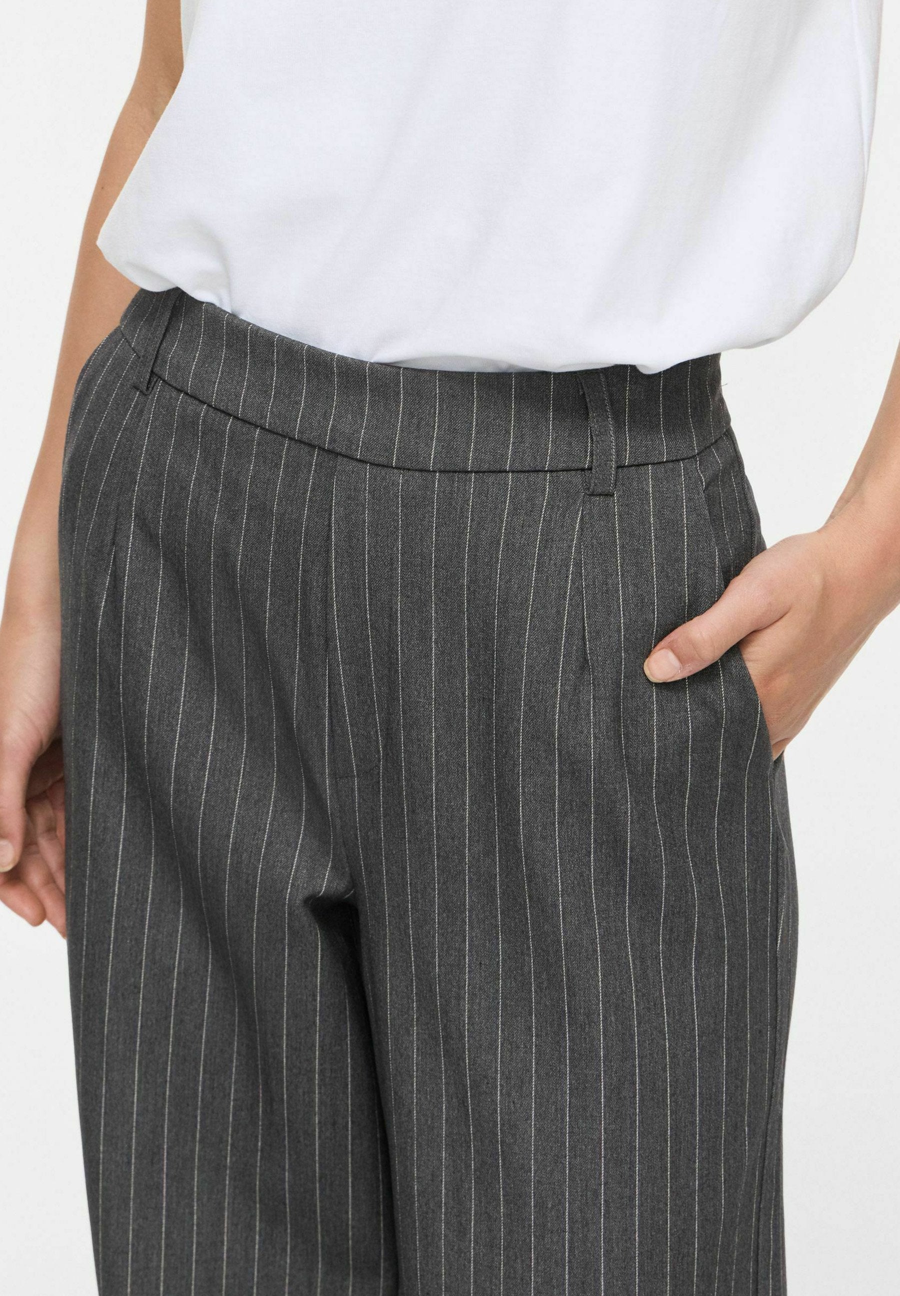 VILA VIVARONE nålestribede damebukser med Wide Leg