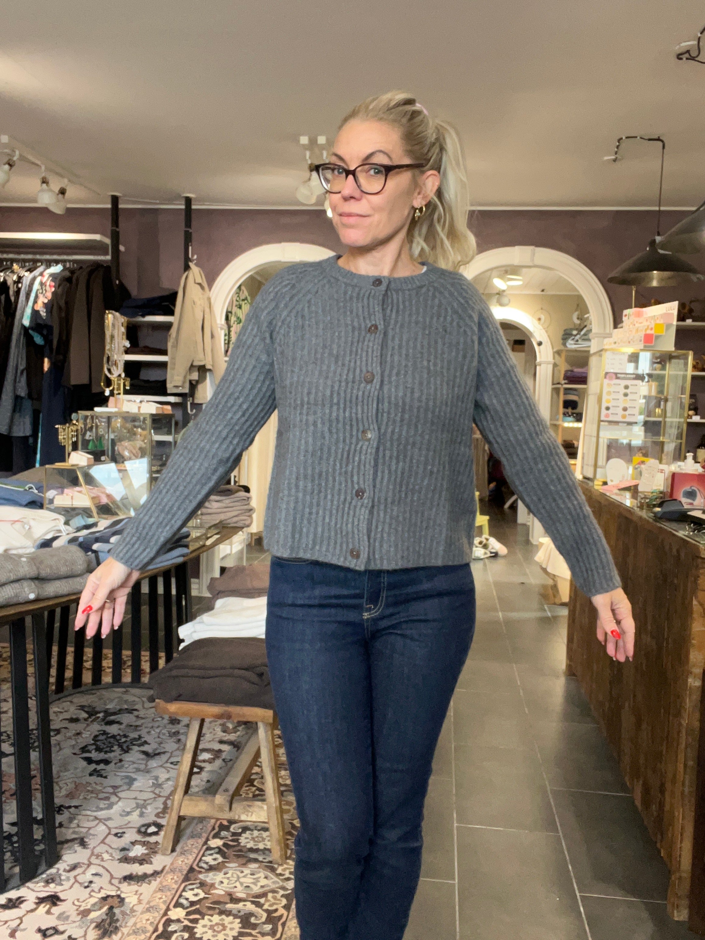 Mansted Zaha yak-uld cardigan i farven Cold Grey – front med raglanærmer