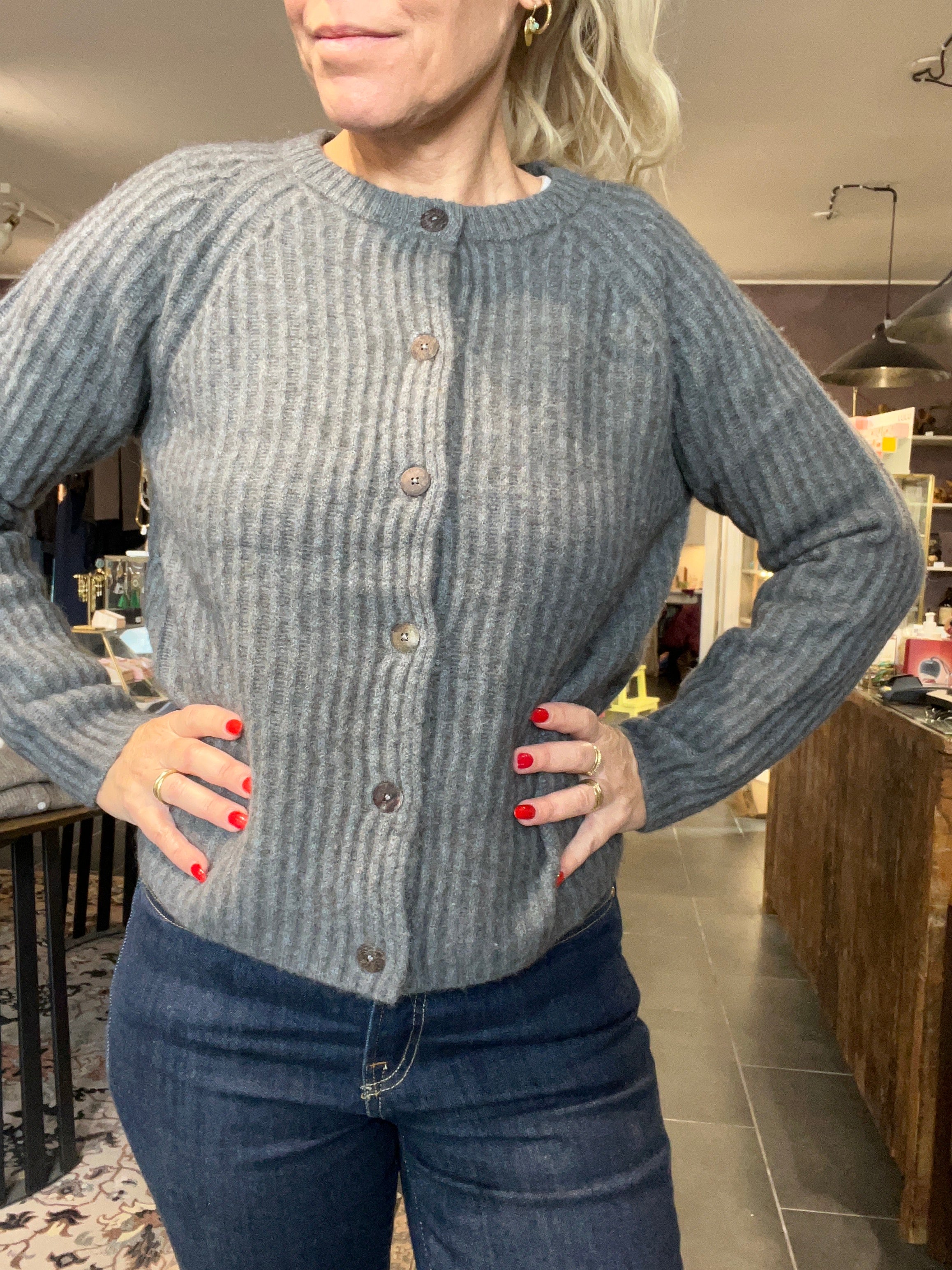 Mansted Zaha cardigan – close-up af blød yak-uld i cold grey