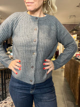 Mansted Zaha cardigan – close-up af blød yak-uld i cold grey